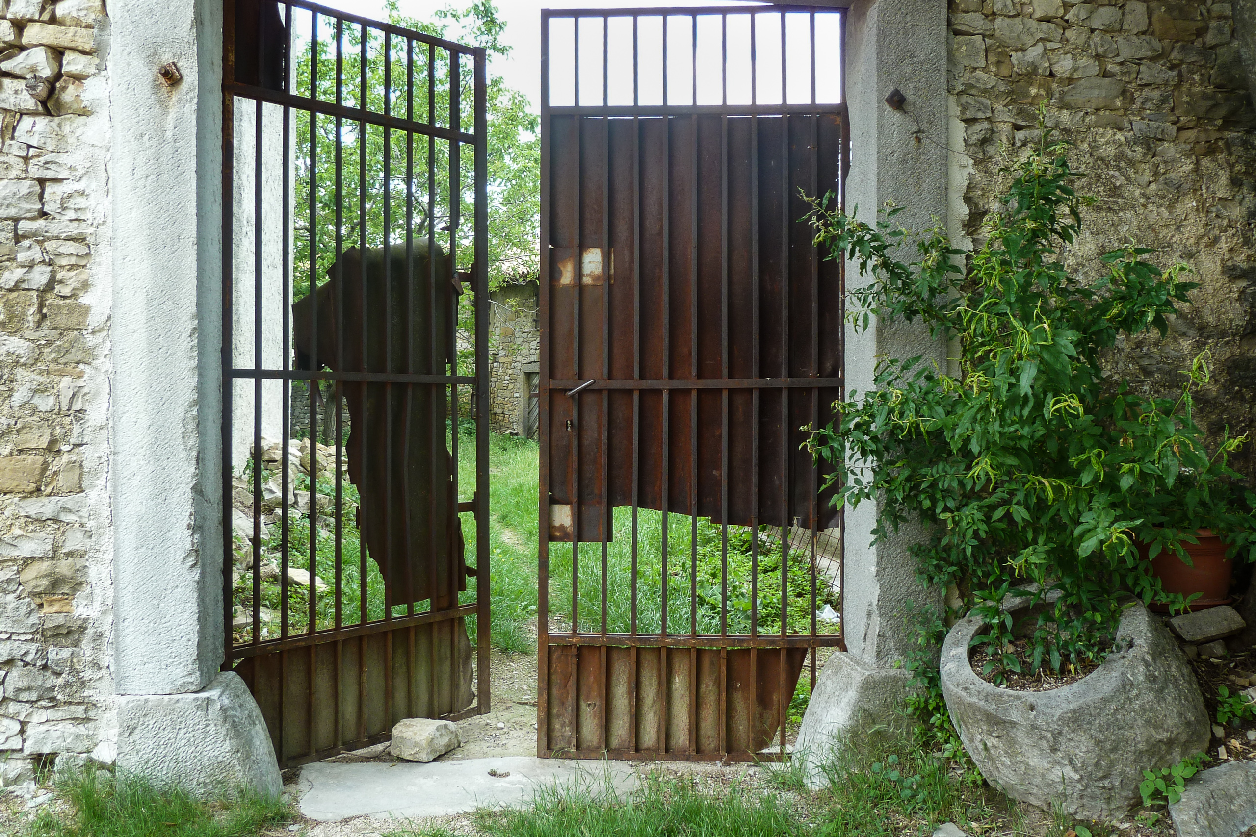 Altes Eisentor an Sonjas Gehöft